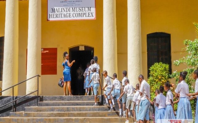 Children walking into Malindi Musuem