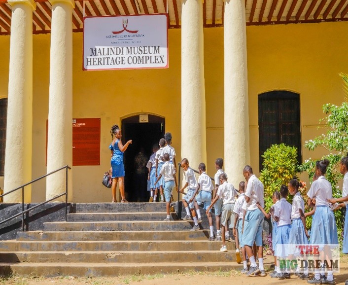 Children walking into Malindi Musuem