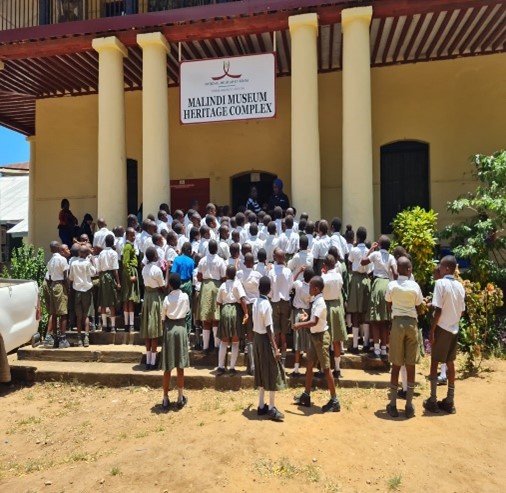 Photograph of children in school uniform walking in to Malindi Museum.